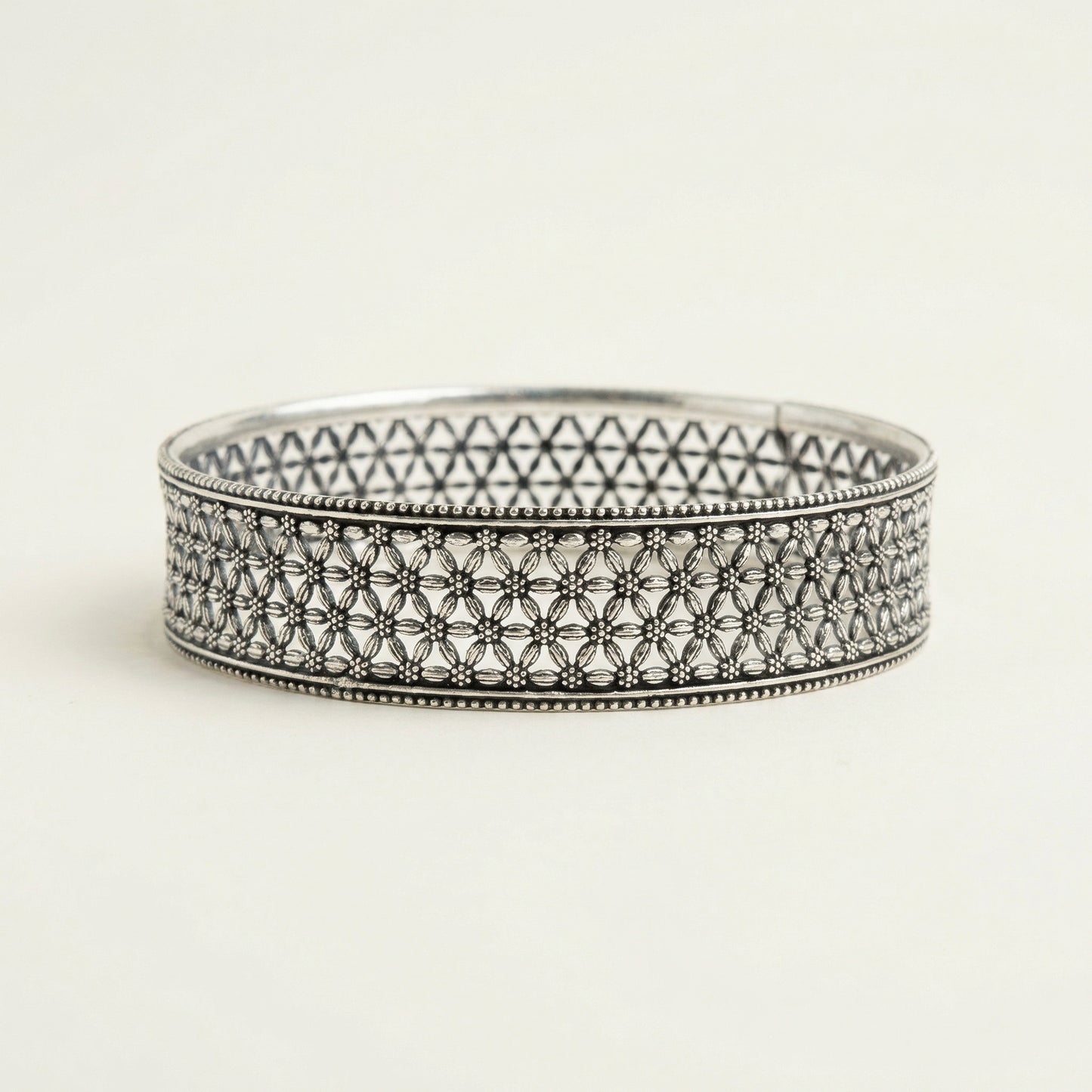 ZEVARAZ Kala Vritta Jaali Pushp Silver Bangle