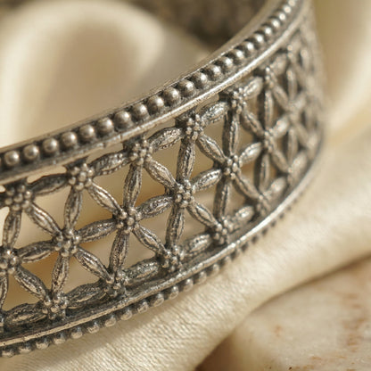 ZEVARAZ Kala Vritta Jaali Pushp Silver Bangle