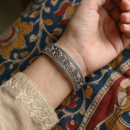 ZEVARAZ Kala Vritta Belphool Silver Bangle - Zevaraz