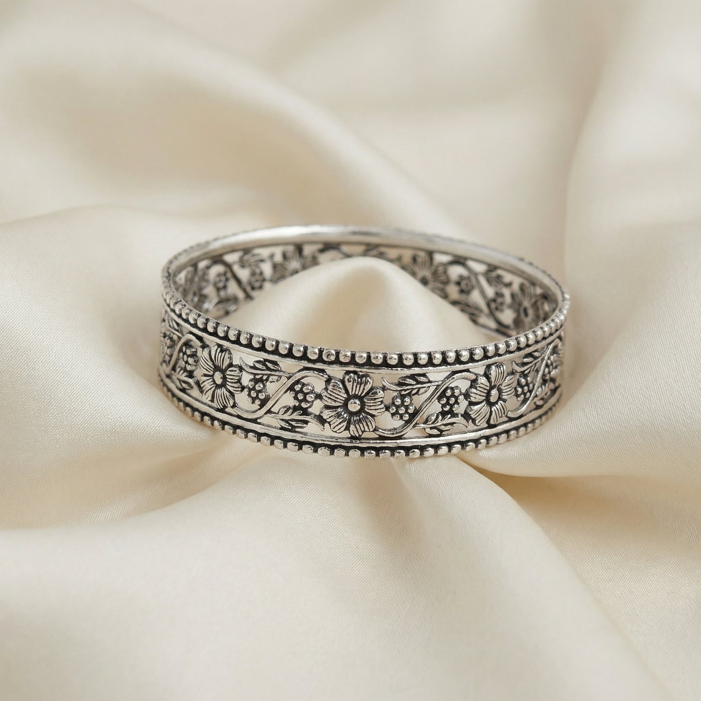 ZEVARAZ Kala Vritta Latta Silver Bangle - Zevaraz