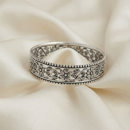 ZEVARAZ Kala Vritta Latta Silver Bangle - Zevaraz
