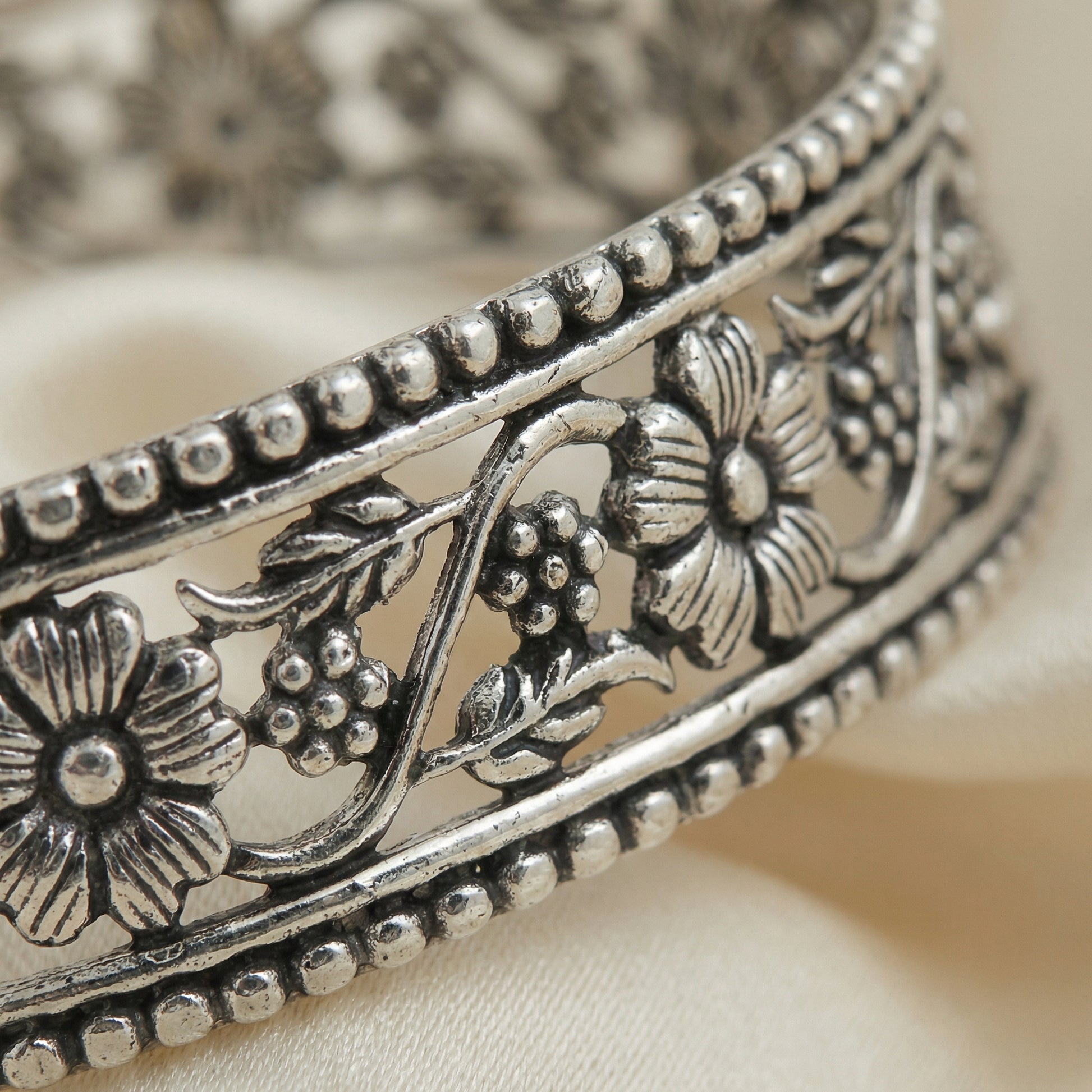 ZEVARAZ Kala Vritta Latta Silver Bangle - Zevaraz