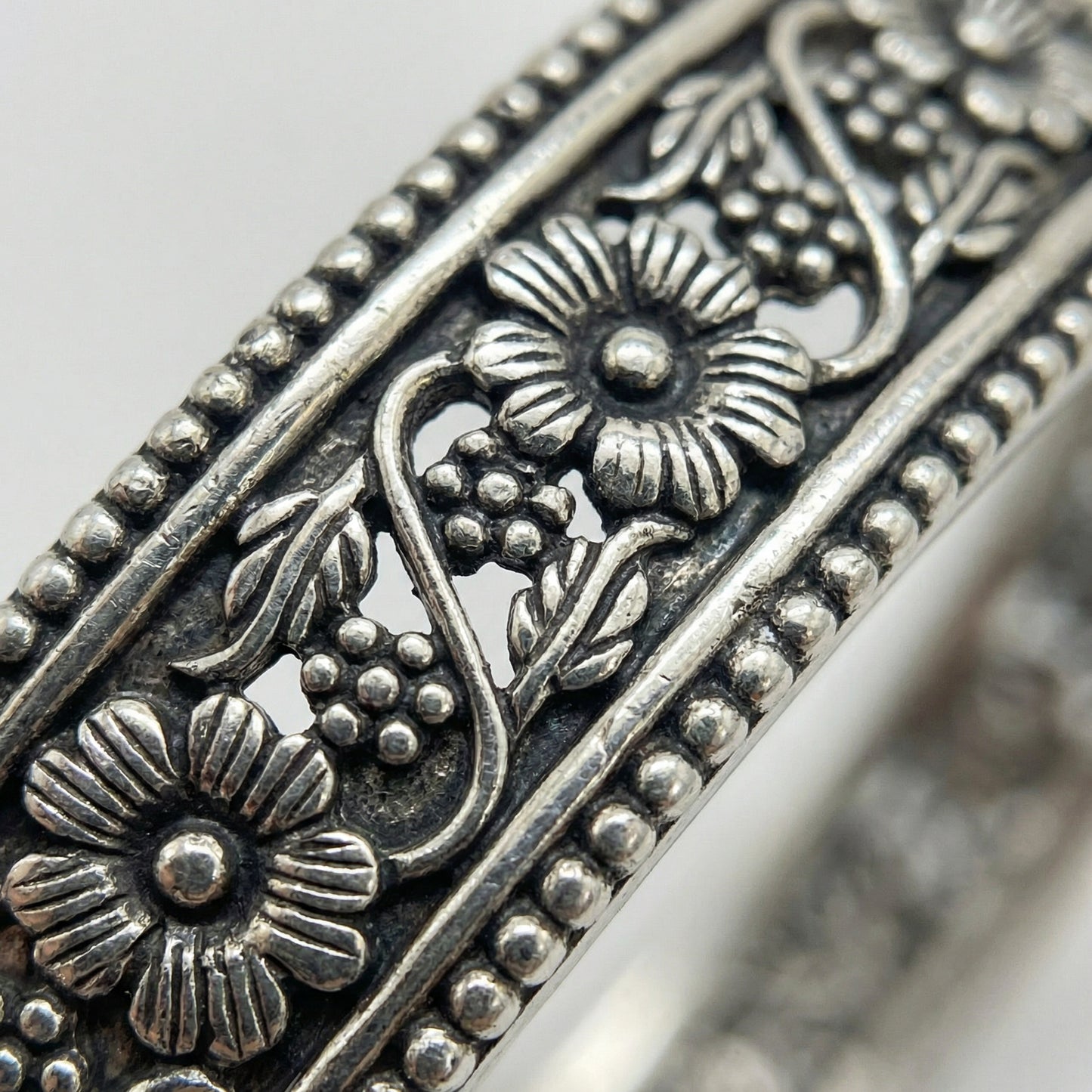 ZEVARAZ Kala Vritta Latta Silver Bangle - Zevaraz