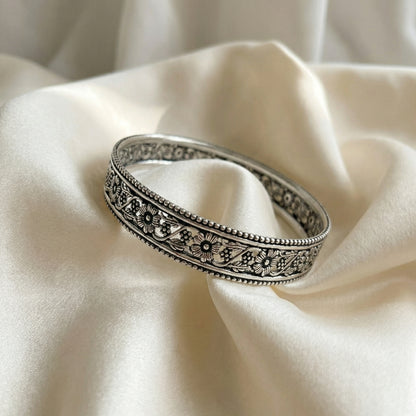 ZEVARAZ Kala Vritta Latta Silver Bangle - Zevaraz