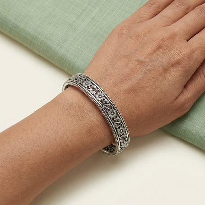 ZEVARAZ Kala Vritta Latta Silver Bangle