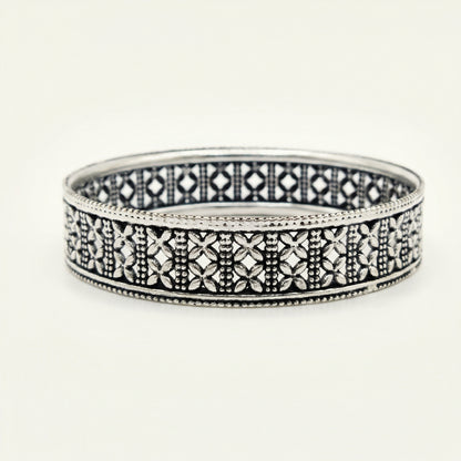 ZEVARAZ Kala Vritta Jaali Silver Bangle - Zevaraz