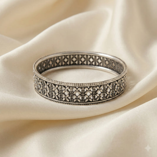 ZEVARAZ Kala Vritta Jaali Silver Bangle - Zevaraz