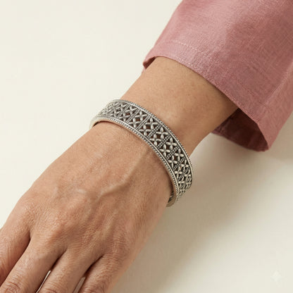 ZEVARAZ Kala Vritta Jaali Silver Bangle - Zevaraz