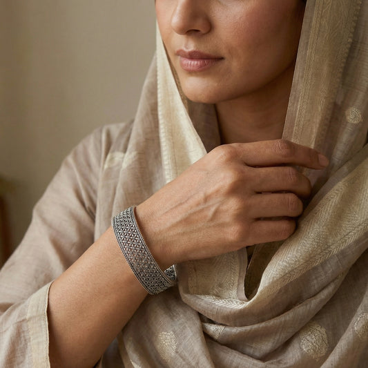 ZEVARAZ Kala Vritta Jaali Pushp Silver Bangle