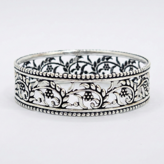 Zevaraz Vritta Latta Oxidised Silver Bangle