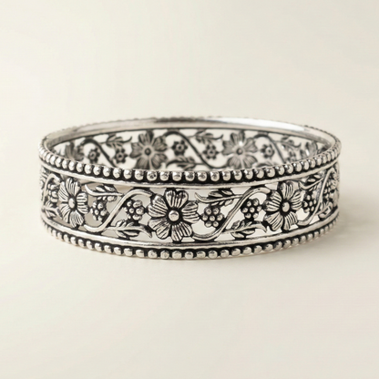 ZEVARAZ Kala Vritta Latta Silver Bangle - Zevaraz