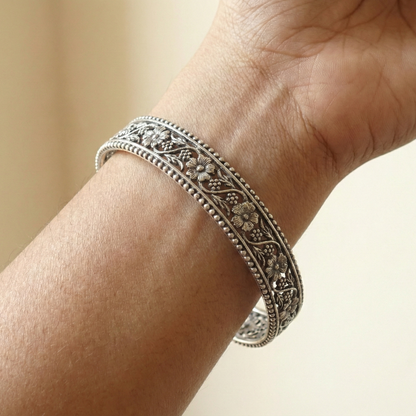 ZEVARAZ Kala Vritta Latta Silver Bangle - Zevaraz