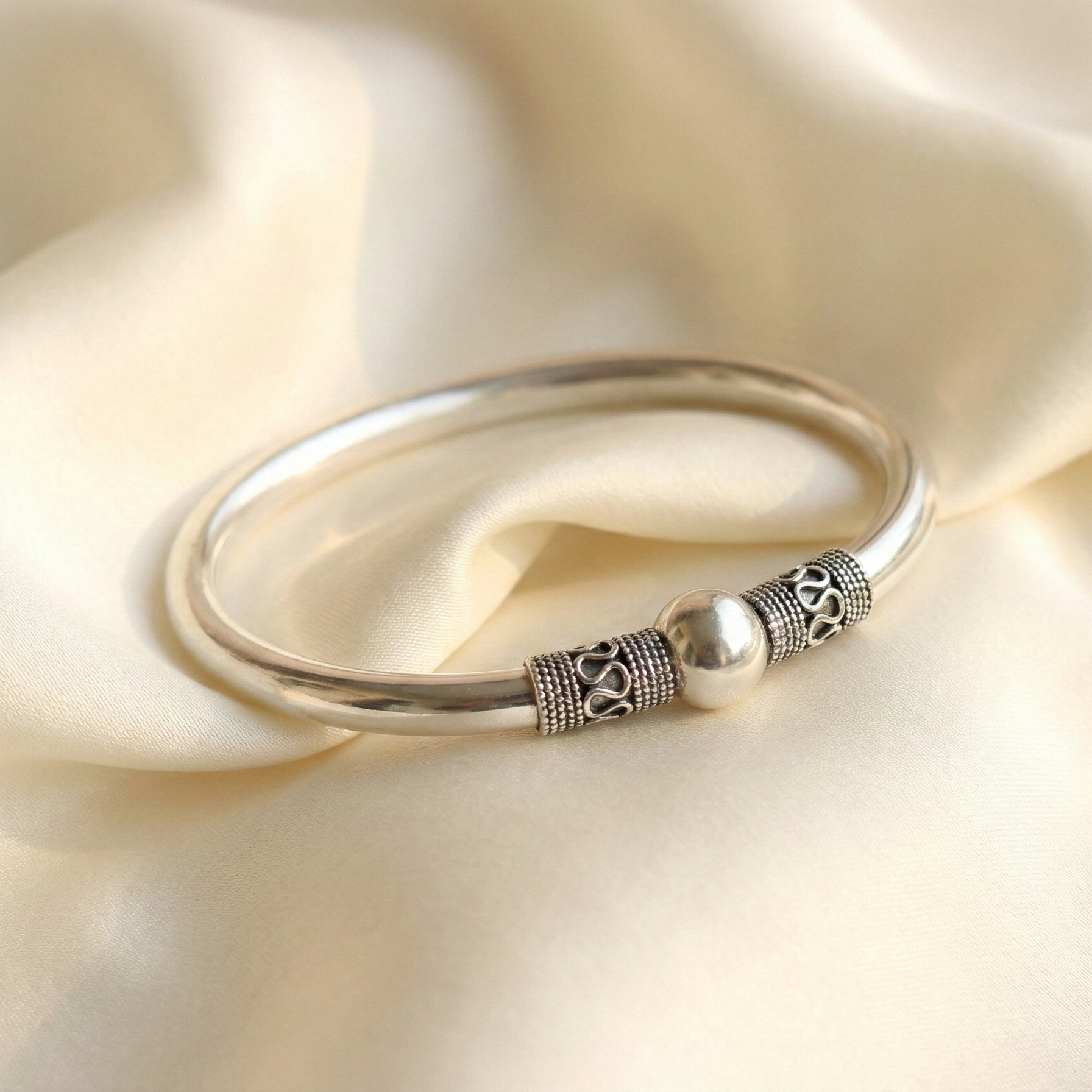 ZEVARAZ Kala Classic Openable Silver Bangle - Zevaraz