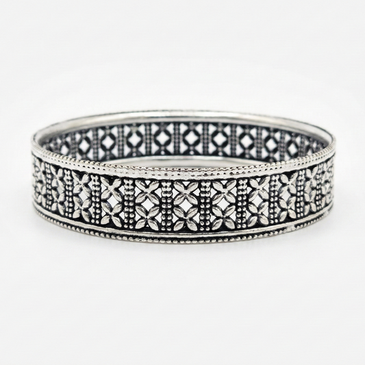 Zevaraz Vritta Latta Oxidised Silver Bangle