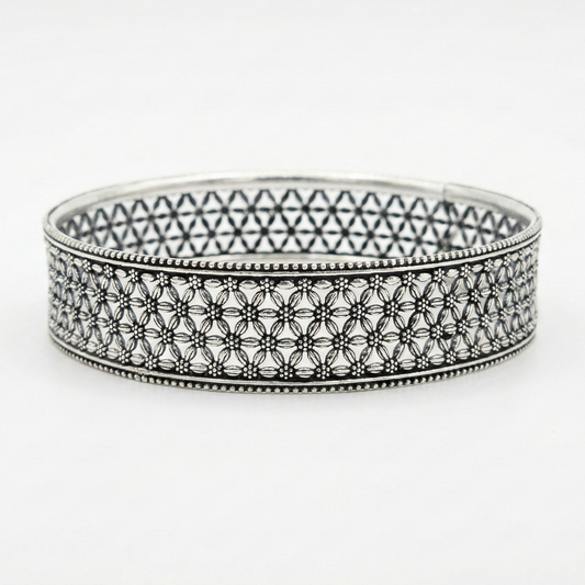 Zevaraz Vritta Latta Oxidised Silver Bangle