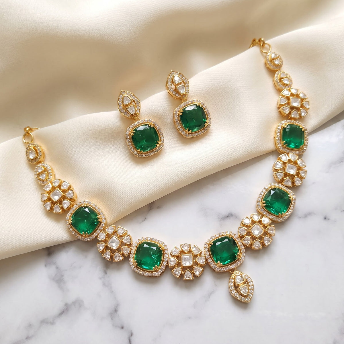 ZEVARAZ Aabha Panna necklace set, detail of a green cushion stone