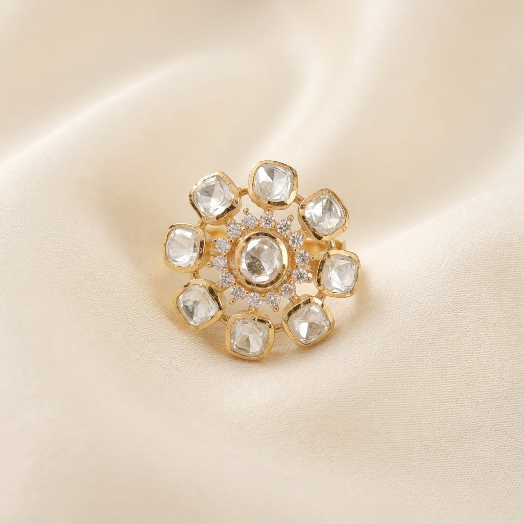 Close-up of the kundan stone setting on the ZEVARAZ Aabha Shwet Pushp Kundan Silver Ring