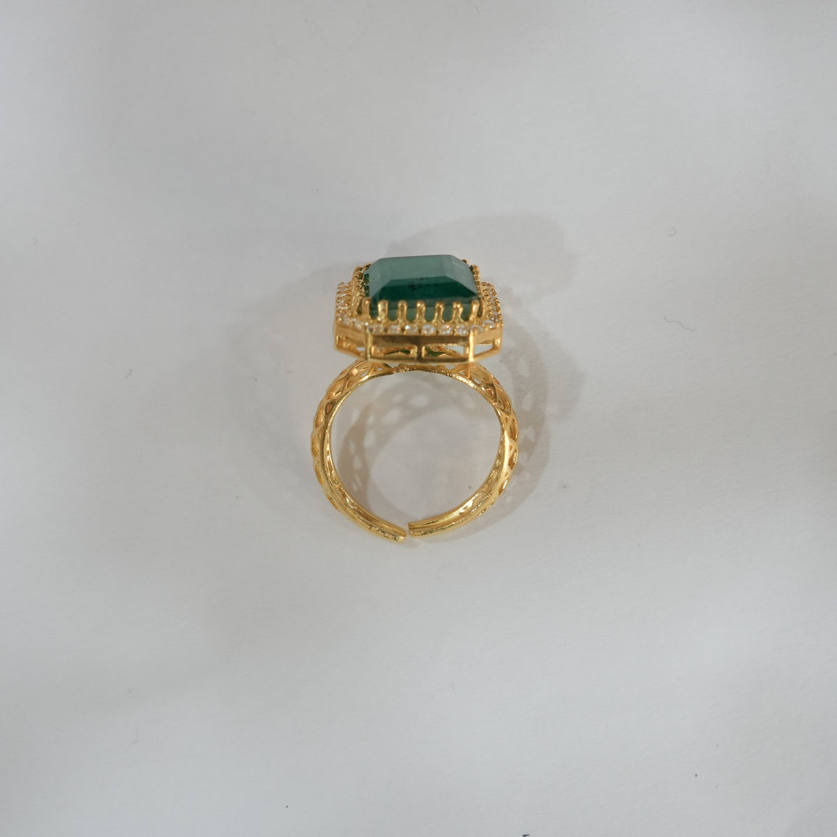 Top view of the mahal setting on the ZEVARAZ Ratna Panna Mahal Silver Ring
